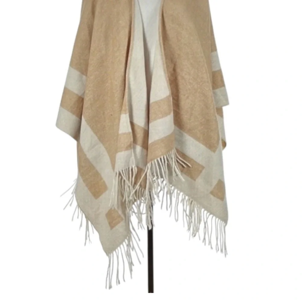 “Cozy Boho Poncho – Walter Baker Verushka” - Picture 3 of 4
